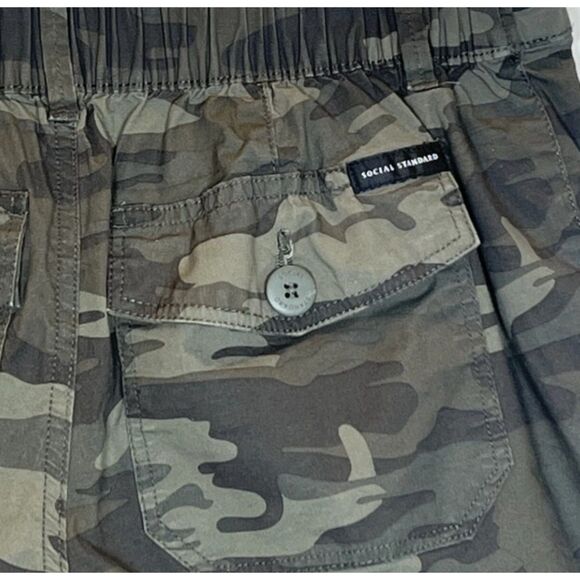 NEW Green Camo Sz Small Stretchy Cotton Cuffed Shorts SOCIAL STANDARDS SANCTUARY - Picture 9 of 9